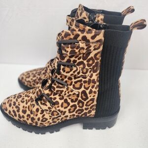 Adorbale ankle boots